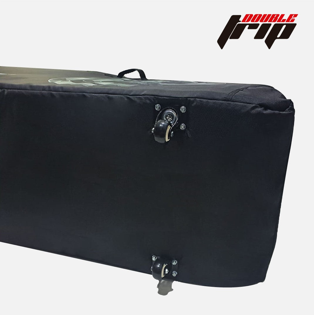 MALETA DOUBLE TRIP TRIANGULOS INVERTIDO EN EL LOGO